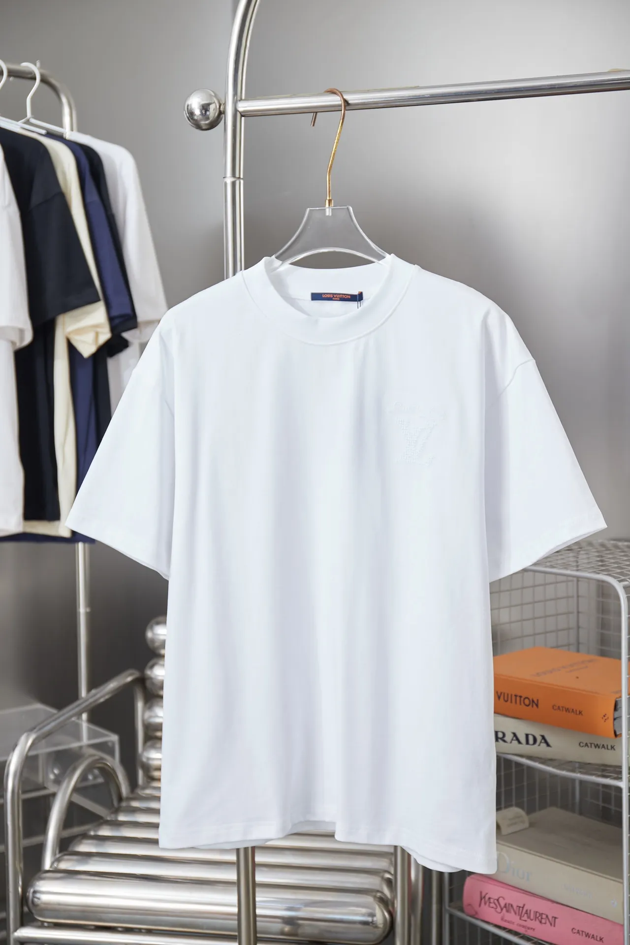 🅿️200 1V 25SS early spring new style short sleeves with embroidered letters, light luxury, a must-have item for daily commuting for men and women, correct version, welcome to compare, detailed features · 320 grams of 100% pure cotton double yarn jersey fabric · Special thickened 32 pieces of double yarn 1X1 thread in the same vat · Imported Tajima machine hollow embroidered letter logo. Ready-made garments are washed to make the embroidery softer · Double-needle sewing and cross-seam technology · Original main mark, washed tag, brand moisture-proof paper packaging Color: black/white Size: S/M/L/XL